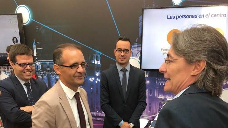 De derecha a izquierda: Marta Higueras (Primera Teniente de Alcalde del Ayuntamiento de Madrid), en el stand de Endalia, junto con José Carlos Cimorra (Responsable de Proyecto PROFE por parte de Endalia), Ignacio Molina Florido (Director General de la Escuela de Formación del Ayuntamiento de Madrid) y Fernando Cortés (CEO de Endalia).