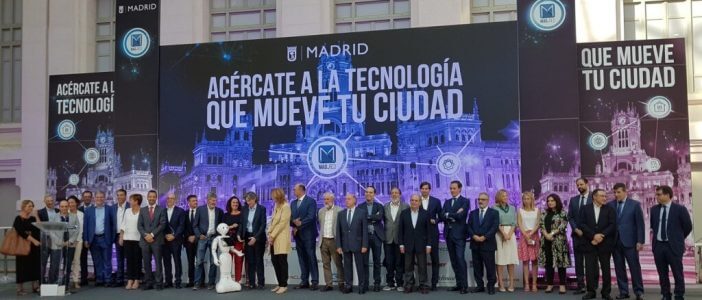 Marta Higueras, Primera Teniente de Alcalde del Ayuntamiento de Madrid, junto con los directivos de las 20 empresas tecnológicas que colaboran con el IAM